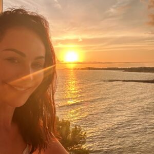 Ana Milán Instagram - Abrazar a una amiga equivale a ocho horas de sueño. Nueve si te abrazas en el mar. 
No podría nombraros a todas, pero vosotras sabéis quienes sois. Porque nos decimos las verdades, porque cuando la otra tiene un problema preguntamos: llevo vino o una pala en el maletero? Porque a veces nos quedamos calladas durante mucho rato y sabemos dónde está la cabeza de la otra. Porque nos reímos sin tener que explicar nada. Porque somos capaces de escuchar la historia otra vez y sacar nuevas conclusiones, todas las veces que hagan falta…
