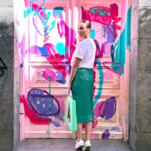 Ana Milán Instagram - Me gusta la gente que tiene ganas de verte, de compartir, de escucharte y contar. La gente que sabe cómo tomas el café y te lo pide sin mirarte. La gente que te invita a bailar aunque no haya música.

👗 @ritamilleratelier 
👚 @victoriarockera