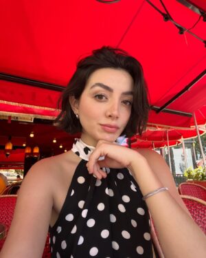 Ana Pau Castell Instagram - Yo también quería poner mi post con numeritos de este viaje…ahí les va 🇫🇷

1. una selfie después de comer muchos escargot
2.  los techos de Versalles 
3. foto borrosa en la torre 
4. mi actividad favorita después de dormir 
5. el museo sin gente <3 
6. viendo a mi México ganarse el bronce en los clavados 
7. unos mosaicos muy aesthetikkkkk 
8. disneyland Paris 
9. yo y la escultura posando 
10. un paisaje muy lindo 
11. la playita de Antibes 
12. en frente de Notre Dame 

y así se nos acabó…🌏✈️