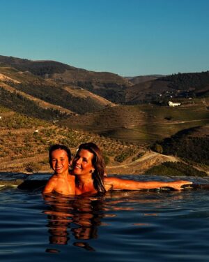 Ana Sofia Cardoso Instagram - #serenidade 🌱🌿☘️🍀🍃🌱
Nada é mais relaxante do que o campo. Seja em que região for. No Alentejo, no Douro ou noutro sítio qualquer.
#douro #dourovalley #portugal #quintanova #quintanovadanossasenhoradocarmo #valley #dourowines #instatravel #travel #lovetravel #travelgram