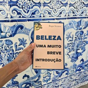 Ana Sofia Martins Instagram - BELEZA - uma muito breve introdução 
#RogerScruton #newbook #currentlyreading 📚
