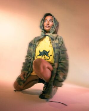 Ana Tijoux Instagram - 𝕯𝖊𝖏𝖆 𝖑𝖆 𝖛𝖎𝖉𝖆 𝖛𝖔𝖑𝖆𝖗

Hasta besar cada rincón de esta vida con todas sus estrellas 
Donde el cielo sea un punto en medio de la galaxia
Donde nuestros labios se hagan uno 

☄️

No puedo dejar de agradecer cada segundo 
Cada instante
Cada sonrisa que me sacan
A la marea de cariño y mensajes que se mandan estas frías redes
Hacen sentir todo más vivo, más cálido 
Más bello

Hagamos de las penas un collar de perlas
Vestirnos sin pudor alguno de todas las emociones que vestimos y dame tu mano plena de 𝖛𝖎𝖉𝖆 🧡💋

Hermoso septiembre te veo 🌅🌌🪐

8/08 @festadoavante
13/09 @menorcagroovefestival
21/09 @lpabeermusicfestival

@pilarcastroe en disparo
@telapasascomiendo asistente 
@_scarlas_ vestuario 
@marcelobhanu maquillaje y pelo 
@_nikinky camiseta
@cresta_cl zapatos
@manadakahu