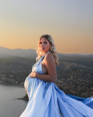 Anaïs Quadratus Instagram - Je vous spam encore un peu avec les photos de grossesse, mais elles sont 🥹
Des souvenirs à garder pour toujours ❤️

Quelle est ta photo préférée ? 🎞️

@flyingdressfrance 📸🤍

#pregnant #pregnantbelly #flyingdress #shootinggrossesse