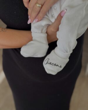 Anaïs Quadratus Instagram - Mon fils 🩵 
Comment s’appelle vos enfants ? 👶🏼

Accessoires @victoiredavril ✨
Perfect French by @_ohanails_ 🫶🏻

#newborn #nouveauné #baby