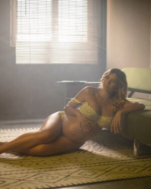 Anaïs Quadratus Instagram - Avoir immortalisé ces derniers moments à 2 cœurs, tout en me sentant au maximum de ma féminité 🥹

📸 : @matriochkastudio 
💄: @justinelobacheva 

#pregnant #pregnantbelly #pregnantstyle #photoshoot