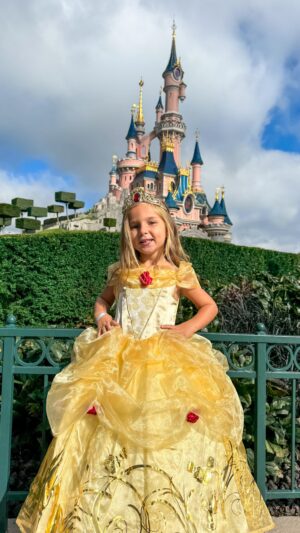 Anaïs Sanson Instagram - Quand tu rencontres ta princesse préférée ✨♥️🌹

#disney#disneyprincess#dineylandparis