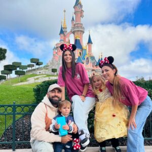Anaïs Sanson Instagram - Le week-end à Disney en famille,c’est magique🏰✨🤍

#family#disney#disneyprincess#disneylandparis