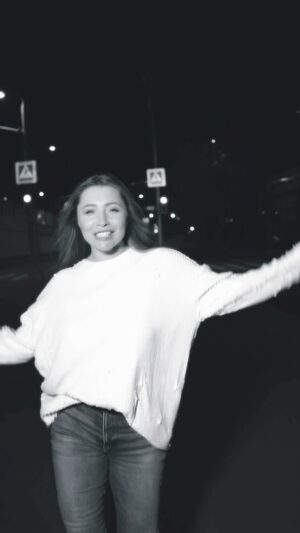 Anastasiya Spiridonova Instagram - Уже ворвались в выходные )? Пятница она такая)) к🤫😜
 Включайте #ИмяТвоё 👌🎧🔥 
Муз./сл.: @kiradymov 
Видео: @maria_sh_photography 
#анастасияспиридонова #пятница #слушай #танцуй #русскаямузыка #лето