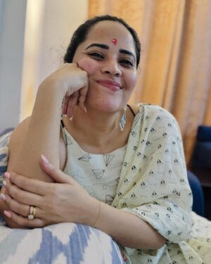 Anasuya Bharadwaj Instagram - నిదురిక రాదు అన్న నిజముని మోసుకుంటు మది నిను చేరుతుంది చిలకా
తనకొక తోడు లాగ వెనకనె సాగుతోంది హృదయము రాసుకున్న లేఖా 🎶🎵