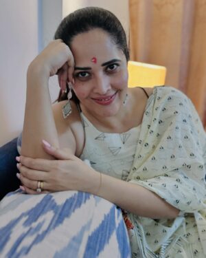 Anasuya Bharadwaj Instagram - నిదురిక రాదు అన్న నిజముని మోసుకుంటు మది నిను చేరుతుంది చిలకా
తనకొక తోడు లాగ వెనకనె సాగుతోంది హృదయము రాసుకున్న లేఖా 🎶🎵