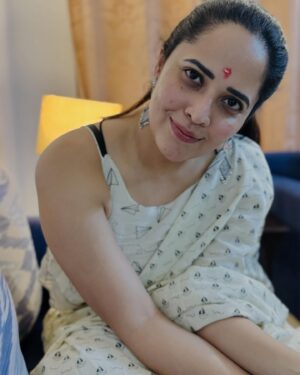Anasuya Bharadwaj Instagram - నిదురిక రాదు అన్న నిజముని మోసుకుంటు మది నిను చేరుతుంది చిలకా
తనకొక తోడు లాగ వెనకనె సాగుతోంది హృదయము రాసుకున్న లేఖా 🎶🎵