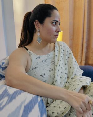 Anasuya Bharadwaj Instagram - నిదురిక రాదు అన్న నిజముని మోసుకుంటు మది నిను చేరుతుంది చిలకా
తనకొక తోడు లాగ వెనకనె సాగుతోంది హృదయము రాసుకున్న లేఖా 🎶🎵