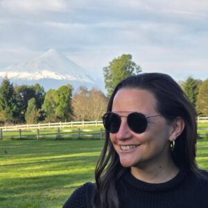 Andrea Aristegui Instagram - Dándole la bienvenida a septiembre en la maravillosa región de Los Lagos! Fin de semana perfecto viendo a @lucybelloficial en el @teatrodellago y compartiendo con amigos. Si andan por Puerto Varas, les recomiendo @lajardinerapuertovaras donde tuvimos una gran experiencia! 🧡💜💚