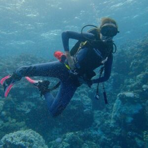 Andrea Guasch Instagram - Ya en Madrid, con mal de tierra pero feliz al recordar los momentos vividos con @nextgendivingtravel en el Mar Rojo

Me siento muy afortunada de poder conectarme con el océano de vez en cuando y estar rodeada de tantos animales con respeto y armonía. Cada vez me doy más cuenta de lo mucho que el océano nos necesita. Necesita que lo cuidemos, no sólo por el océano en si, si no por nosotros mismos, porque sin él no podríamos existir. 

Si podéis, os animo a que hagáis un “vida a bordo” alguna vez. Los vida a bordo son estos viajes que hacemos @soyrosco y yo de vez en cuando; te montas en un barco tipo crucero y durante una semana (o a veces más) haces entre 2 a 3 inmersiones al día, aunque si no buceas también puedes hacer snorkel. Os lo recomiendo porque es una manera brutal de conectar con el océano y su fauna, además de concienciarte un poco más de lo mucho que necesita de nuestro cariño. 

Si vais al Mar Rojo os recomiendo @nextgendivingtravel y en Maldivas a @submaldives. Para nosotros ya son como familia, una familia que cuida y protege nuestros océanos. 

🌊🩷
