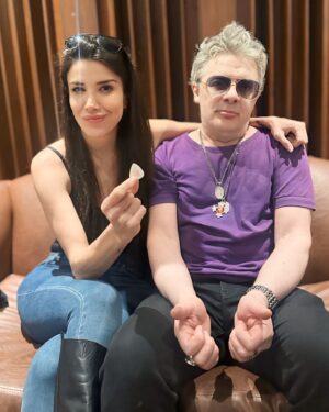 Andrea Rincón Instagram - Preparándose para romper Velez este sábado 14 de septiembre @ratonesparanoicos 💣💣💣 

Foto 1y2 con mi amigo amado @solojuanse 
Foto 3 @julieelizabetha arreglándonos las vestimentas para que salgamos decente en la Ph. 
Foto 4 con mi amiga la one, q siempre me cuida con su amor incondicional 
Vídeo Preparando la Nave!!!! @panacea_studio 🚀🚀