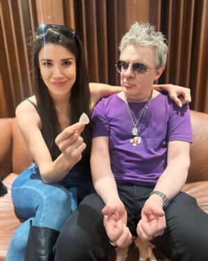 Andrea Rincón Instagram - Preparándose para romper Velez este sábado 14 de septiembre @ratonesparanoicos 💣💣💣 

Foto 1y2 con mi amigo amado @solojuanse 
Foto 3 @julieelizabetha arreglándonos las vestimentas para que salgamos decente en la Ph. 
Foto 4 con mi amiga la one, q siempre me cuida con su amor incondicional 
Vídeo Preparando la Nave!!!! @panacea_studio 🚀🚀