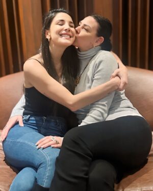 Andrea Rincón Instagram - Preparándose para romper Velez este sábado 14 de septiembre @ratonesparanoicos 💣💣💣 

Foto 1y2 con mi amigo amado @solojuanse 
Foto 3 @julieelizabetha arreglándonos las vestimentas para que salgamos decente en la Ph. 
Foto 4 con mi amiga la one, q siempre me cuida con su amor incondicional 
Vídeo Preparando la Nave!!!! @panacea_studio 🚀🚀