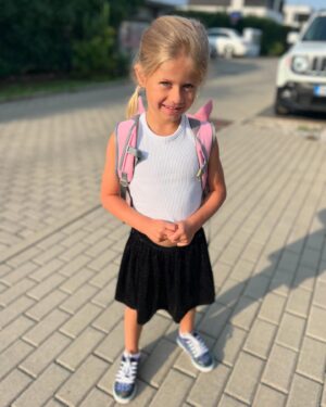 Andrea Sestini Hlaváčková Instagram - Pro nekoho prvni skolkovy, prvni skolni nebo prvni predskolni den. U nas je z BIBI predskolacka a k tomu musel byt batoh a penal 👏👍 Jsem na ni zvedava, ve skolce zacinala jako ta nejmensi, vsichni ji pomahali a letos by to mela mit v rukou ona. Tesi se na Samanthu, ta je pry nejmensi a ona bude jeji velka kamoska. Tak vam pak dam vedet, jestli ji Samantha nahodou nazavazuje boty 😂 #lifewithmybibi #affenzahn #batoh #penal #musthave