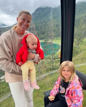 Andrea Sestini Hlaváčková Instagram - Nase vysnena kazdorocni dovolena v Rakousku ❤️ Letos extremne potrebna i proto tak dlouha 😘 
#lifewithmybea #lifewithmybibi #familytime #austria