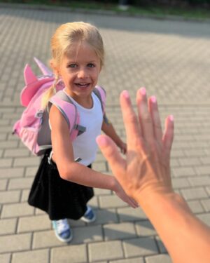 Andrea Sestini Hlaváčková Instagram - Pro nekoho prvni skolkovy, prvni skolni nebo prvni predskolni den. U nas je z BIBI predskolacka a k tomu musel byt batoh a penal 👏👍 Jsem na ni zvedava, ve skolce zacinala jako ta nejmensi, vsichni ji pomahali a letos by to mela mit v rukou ona. Tesi se na Samanthu, ta je pry nejmensi a ona bude jeji velka kamoska. Tak vam pak dam vedet, jestli ji Samantha nahodou nazavazuje boty 😂 #lifewithmybibi #affenzahn #batoh #penal #musthave