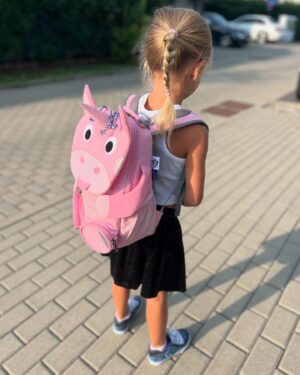 Andrea Sestini Hlaváčková Instagram - Pro nekoho prvni skolkovy, prvni skolni nebo prvni predskolni den. U nas je z BIBI predskolacka a k tomu musel byt batoh a penal 👏👍 Jsem na ni zvedava, ve skolce zacinala jako ta nejmensi, vsichni ji pomahali a letos by to mela mit v rukou ona. Tesi se na Samanthu, ta je pry nejmensi a ona bude jeji velka kamoska. Tak vam pak dam vedet, jestli ji Samantha nahodou nazavazuje boty 😂 #lifewithmybibi #affenzahn #batoh #penal #musthave