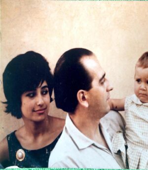 Andrea Tessa Instagram - Un nuevo 13 de agosto… han pasado 28 años desde que mi papá cerró sus ojos por última vez. No hay día en que no te tenga presente, papo lindo. Significas tanto para mí ❤️. Echo de menos tus llamados por las mañanas, tu olor, ese perfume que yo te robaba y me lo ponía en el chaleco del uniforme. Papá, aquí estamos tus hijos y nietos. Todos bien. Te quiero mucho, te extraño demasiado. Que tu recuerdo no me abandone jamás 💐❤️