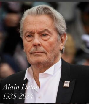 Andrea Tessa Instagram - Despertar con esta noticia. Nos deja el gran Alain Delon. Siempre admirado, siempre querido. Lo vi una vez en un teatro de Paris, protagonizando la obra “Variaciones enigmáticas”. Que descanse en paz ❤️. #alaindelon #france