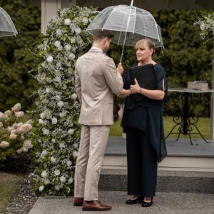 Andréanne Moran Instagram - Le oui le plus facile de ma vie 💍 Je revivrais cette journée encore et encore 👰🏻‍♀️🤵🏻‍♂️

Merci à tous les gens qui ont travaillé avec nous pour rendre cette journée plus que parfaite 🤍

Wedding planner - @agence.elegance 
Arche/fleurs - @fetepouremporter 
Endroit de rêve et surtout équipe de rêve - @chateausaintantoineofficiel