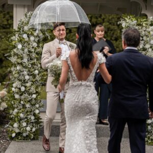 Andréanne Moran Instagram - Le oui le plus facile de ma vie 💍 Je revivrais cette journée encore et encore 👰🏻‍♀️🤵🏻‍♂️

Merci à tous les gens qui ont travaillé avec nous pour rendre cette journée plus que parfaite 🤍

Wedding planner - @agence.elegance 
Arche/fleurs - @fetepouremporter 
Endroit de rêve et surtout équipe de rêve - @chateausaintantoineofficiel