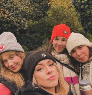 Aneta Krejčíková Instagram - Přátelství…

Ocelová křehkost.

Štěstí, které mám.

Bez podmínek, upřímně, v dobrém i ve zlém a hlavně v lásce.. máme flow co nezačíná a nekončí❤️

DĚKUJU!!!!🙏🏻

Vztahy jsou totiž to největší bohatství, které máme. Slýchám to od svýho dědy od dětství a dávám mu za pravdu. Je to totiž skvělá investice🤝
