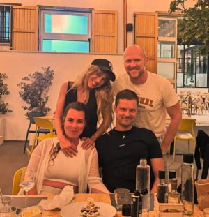 Aneta Krejčíková Instagram - Přátelství…

Ocelová křehkost.

Štěstí, které mám.

Bez podmínek, upřímně, v dobrém i ve zlém a hlavně v lásce.. máme flow co nezačíná a nekončí❤️

DĚKUJU!!!!🙏🏻

Vztahy jsou totiž to největší bohatství, které máme. Slýchám to od svýho dědy od dětství a dávám mu za pravdu. Je to totiž skvělá investice🤝