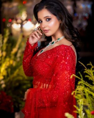 Angana Roy Instagram - September and sarees. ❤️

Amidst everything that is going on, it took me some time to post anything related to work but work has to continue alongside of protests.
Long live the revolution! 

Love,
A

Makeup by the lovely @makeupbyrakhisuman
Photography : @parthaadhikary_official 
Wardrobe : @kalighataindia 
Jewellery : @vanityjewels10 
Studio : @starcraft_insta

#photoshoot #september #redsaree #fashionshoot #longliverevolution #differentlook #lookbook #postoftheday #sareelove #glammakeup #anganaroy #sareephotoshoot #eyegame