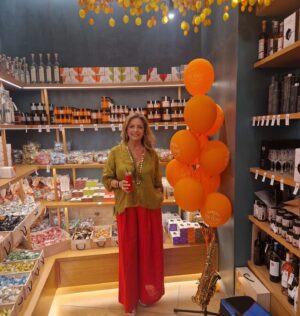 Angela Gerekou Instagram - 100 Χρόνια Κουμ Κουατ! Συγχαρητήρια στο Κωνσταντίνο Λάζαρη για την πρωτοβουλία αυτής της γιορτής και την εξαιρετική διαχείρηση και προώθηση του προϊόντος!!! 🍊
Το σήμα κατατεθέν προϊόν της Κέρκυρας! Το «χρυσό πορτοκάλι» με βαθιές ρίζες από την Κίνα ήρθε στην Κέρκυρα από τον Μέρλιν και έμελε να γίνει το γευστικό ταυτόσημο του νησιού..! Μοναδικο στην γεύση, εξωτικό, ελιξίριο της νιότης χάρη στο σπάνιο αιθέριο έλαιο του με πολλές βιταμίνες και θεραπεύτικες ιδιοτητες! 🍊
#corfu #lazaris #party #kumquat #fruit #AngelaGerekou @lazarisproducts