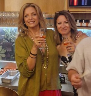 Angela Gerekou Instagram - 100 Χρόνια Κουμ Κουατ! Συγχαρητήρια στο Κωνσταντίνο Λάζαρη για την πρωτοβουλία αυτής της γιορτής και την εξαιρετική διαχείρηση και προώθηση του προϊόντος!!! 🍊
Το σήμα κατατεθέν προϊόν της Κέρκυρας! Το «χρυσό πορτοκάλι» με βαθιές ρίζες από την Κίνα ήρθε στην Κέρκυρα από τον Μέρλιν και έμελε να γίνει το γευστικό ταυτόσημο του νησιού..! Μοναδικο στην γεύση, εξωτικό, ελιξίριο της νιότης χάρη στο σπάνιο αιθέριο έλαιο του με πολλές βιταμίνες και θεραπεύτικες ιδιοτητες! 🍊
#corfu #lazaris #party #kumquat #fruit #AngelaGerekou @lazarisproducts