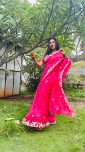 Anjana Srinivas Instagram - Coz it’s trending 😉

#nallachuthellacheera #telugusongs #telugutrending #anajnasrinivas
