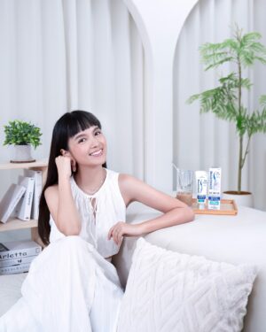 Anjaylia Chan Instagram - 我一直以來追求完美，牙齒美白當然也不例外🦷✨！ 
平日喜歡享受咖啡或者茶，但同時都明白這類飲品容易令牙齒染色。
加上發現自己有敏感牙齒，實在不敢亂用坊間大部分美白牙膏，因為知道為了快速見效，不少牙膏都添加了漂白劑，往往一刷牙就引起敏感牙齒痹痛症狀 。

直至試用全新舒適達 #科研級亮白抗敏牙膏，發現終於有牙膏可以突破敏感牙齒美白界限！

不含化學漂白劑，採用革命性 #拋光技術，成就 #抛光煥白抗敏配方：
✅ 專注抛光打亮牙齒，提升牙齒光滑度 
✅ 7 倍有效去除頑固牙漬*，建立煥白屏障 
✅ 24小時預防牙漬再次形成** 
✅ 同時保護琺瑯質，提供全天候專業抗敏！**

難怪成為 #No1牙醫推薦^品牌！終於有一支抗敏加美白嘅牙膏，抗敏力MAX🛡️！

就算 Keep 住日日用，即使飲凍飲也不再擔心牙齒敏感！
想美白牙齒，同時又想紓緩敏感牙齒？舒適達 #科研級亮白抗敏牙膏 一支滿足兩大願望！

立即前往萬寧、屈臣氏、HKTVmall、PNS網購、UNY/APITA、一田或指定藥房率先體驗！

#舒適達 #科研級亮白抗敏牙膏 #專業抗敏 #亮白 #科研級亮白 #革命性拋光技術 #長效抗敏煥白保護 #亮白抗敏 #突破敏感牙齒美白界限

**每天刷牙兩次。
^Ipsos，牙醫調查報告 (香港)，Oct 2020
*與普通含氟牙膏比較，每天刷牙兩次，連續8星期使用。Haleon data on file, 2023