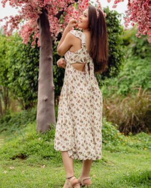 Anju Jadhav Instagram - Adopt The Pace of Nature.🥰💐🌹
Location @setsinthecity.in 
Makup and hair @rupesh_makeup @nilima.05 
Wordrobe @viiracouture 
#location #casuallook #preweedingsetup #styling #mumbaidiaries