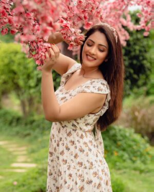 Anju Jadhav Instagram - Sunshine is the best accessory for a perfect morning.🥰❤️
Location @setsinthecity.in 
Makup and hair @rupesh_makeup @nilima.05 
Wordrobe @viiracouture 
#location #casuallook #preweedingsetup #styling #mumbaidiaries