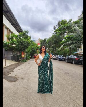 Ankita Shrivastav Instagram - Very Mindfully Demure 🙈💚

Saree❤️ - @suta_bombay