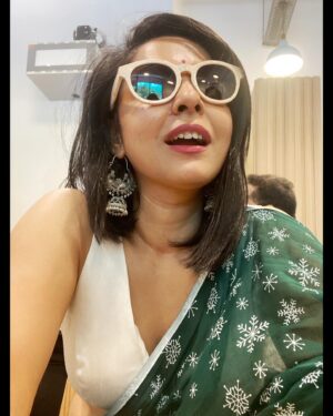 Ankita Shrivastav Instagram - Very Mindfully Demure 🙈💚

Saree❤️ - @suta_bombay