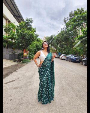 Ankita Shrivastav Instagram - Very Mindfully Demure 🙈💚

Saree❤️ - @suta_bombay