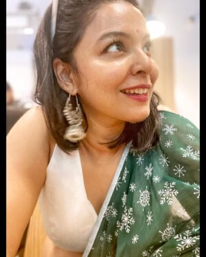Ankita Shrivastav Instagram - Very Mindfully Demure 🙈💚

Saree❤️ - @suta_bombay