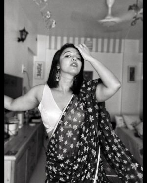 Ankita Shrivastav Instagram - Very Mindfully Demure 🙈💚

Saree❤️ - @suta_bombay