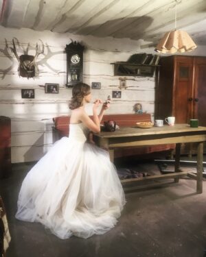 Anna Koshmal Instagram - З Днем Українського Кіно 🎥 

Памʼятаю як мені цікаво було опинитись знову на знімальному майданчику після початку повномасштабного. Цікаво, тому що в той періоді я повністю обнулилась в своїх ілюзіях та баченні себе в проф житті. 

І от коли я приїхала на свій перший знімальний день в 2022 році, я не відчула ніяких потужних емоцій… 
звісно в звʼязку з емоційним вигоранням в тому важкому для нас всіх році. 
Але я відкрила для себе, що це найприродніше моє середовище існування. Я стільки років жила на знімальних майданчиках, не бачила друзів, родичів. Я і заміж вийшла тільки тому, що зустріла чоловіка на одному з проєктів)

В той день я зайшла в кадр, наче не було ніякої проф перерви, нічого не змінилось… навіть хвилювання не було. 

Найдивніше, що перший знімальний був багато років для мене досить хвилюючим. А цього разу він був контрастним. Бо в той день я відчула неймовірний спокій. Наче разом з моєю роботою до мене повернулось мирне життя. Я відчула себе вдома… ❤️‍🩹 наче нарешті трохи видихнула, заспокоїлась
Це було дуже цілющим відчуттям для мене. 

Я люблю нашу українську кіноспільноту за те, що це найвищий рівень кризового менеджменту😅 це люди, які звикли втілювати неможливе)) це мільйон смішних історій і теплих зустрічей! 

Я вклоняюся усім Героям, які розвивали українське кіно, але віддали своє життя за нашу свободу та незалежність. Ці люди назавжди в моєму серці!

Я бажаю сьогодні всім дотичним натхнення, наполегливості та процвітання! ❤️

Із святом, рідні ✨