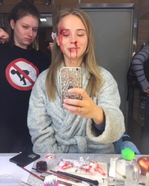 Anna Koshmal Instagram - З Днем Українського Кіно 🎥 

Памʼятаю як мені цікаво було опинитись знову на знімальному майданчику після початку повномасштабного. Цікаво, тому що в той періоді я повністю обнулилась в своїх ілюзіях та баченні себе в проф житті. 

І от коли я приїхала на свій перший знімальний день в 2022 році, я не відчула ніяких потужних емоцій… 
звісно в звʼязку з емоційним вигоранням в тому важкому для нас всіх році. 
Але я відкрила для себе, що це найприродніше моє середовище існування. Я стільки років жила на знімальних майданчиках, не бачила друзів, родичів. Я і заміж вийшла тільки тому, що зустріла чоловіка на одному з проєктів)

В той день я зайшла в кадр, наче не було ніякої проф перерви, нічого не змінилось… навіть хвилювання не було. 

Найдивніше, що перший знімальний був багато років для мене досить хвилюючим. А цього разу він був контрастним. Бо в той день я відчула неймовірний спокій. Наче разом з моєю роботою до мене повернулось мирне життя. Я відчула себе вдома… ❤️‍🩹 наче нарешті трохи видихнула, заспокоїлась
Це було дуже цілющим відчуттям для мене. 

Я люблю нашу українську кіноспільноту за те, що це найвищий рівень кризового менеджменту😅 це люди, які звикли втілювати неможливе)) це мільйон смішних історій і теплих зустрічей! 

Я вклоняюся усім Героям, які розвивали українське кіно, але віддали своє життя за нашу свободу та незалежність. Ці люди назавжди в моєму серці!

Я бажаю сьогодні всім дотичним натхнення, наполегливості та процвітання! ❤️

Із святом, рідні ✨