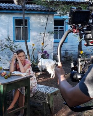 Anna Koshmal Instagram - З Днем Українського Кіно 🎥 

Памʼятаю як мені цікаво було опинитись знову на знімальному майданчику після початку повномасштабного. Цікаво, тому що в той періоді я повністю обнулилась в своїх ілюзіях та баченні себе в проф житті. 

І от коли я приїхала на свій перший знімальний день в 2022 році, я не відчула ніяких потужних емоцій… 
звісно в звʼязку з емоційним вигоранням в тому важкому для нас всіх році. 
Але я відкрила для себе, що це найприродніше моє середовище існування. Я стільки років жила на знімальних майданчиках, не бачила друзів, родичів. Я і заміж вийшла тільки тому, що зустріла чоловіка на одному з проєктів)

В той день я зайшла в кадр, наче не було ніякої проф перерви, нічого не змінилось… навіть хвилювання не було. 

Найдивніше, що перший знімальний був багато років для мене досить хвилюючим. А цього разу він був контрастним. Бо в той день я відчула неймовірний спокій. Наче разом з моєю роботою до мене повернулось мирне життя. Я відчула себе вдома… ❤️‍🩹 наче нарешті трохи видихнула, заспокоїлась
Це було дуже цілющим відчуттям для мене. 

Я люблю нашу українську кіноспільноту за те, що це найвищий рівень кризового менеджменту😅 це люди, які звикли втілювати неможливе)) це мільйон смішних історій і теплих зустрічей! 

Я вклоняюся усім Героям, які розвивали українське кіно, але віддали своє життя за нашу свободу та незалежність. Ці люди назавжди в моєму серці!

Я бажаю сьогодні всім дотичним натхнення, наполегливості та процвітання! ❤️

Із святом, рідні ✨