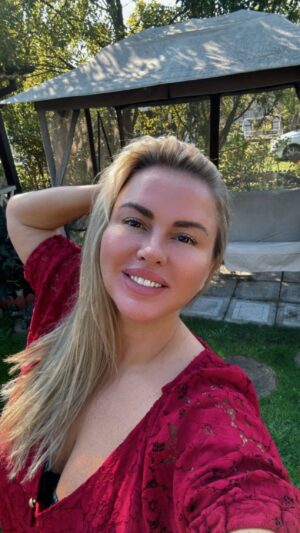 Anna Semenovich Instagram - Отмечаем день рождения любимой Москвы на даче с близкими людьми! ❤️

Я приготовила шикарный завтрак без гламура 🤪
Обожаю такие семейные дни , для меня это лучшая разгрузка и отдых🥰
Вечером будем жарить шашлык и танцевать босиком на лужайке 💃🏼

Всем отличного настроения и прекрасных выходных! 
С праздником, моя  Москва❤️❤️ #моямосква