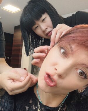 Anna Tsuchiya Instagram - 楽屋でピアスを開ける女達
💎❤️‍🔥💎
ふつーに痛い😘❤️‍🔥

#土屋アンナ 
#annatsuchiya