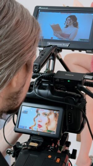 Anna Tsukanova-Kott Instagram - Ваш любимый бэкстейдж 🎥 

Видео и фото со съёмок всегда очень интересны зрителю. Каждый хочет загляну за кулисы. Обычно, я снимаю около 8 часов 1 ролик, который длиться в среднем 60 секунд. Готовлюсь к съёмкам примерно 2 недели. 

Потом еще уходит месяц на постпродакшн и цветокоррекцию, озвучку и саунд дизайн. Актерско-режиссерская кухня очень интересная. Тут все как в идеальном блюде - важно отыскать хорошо разработанный рецепт съёмок чтобы снять классное видео. 

Я создала курс «как снять креативное видео». Старт. 24 октября! Беру только 30 учеников. Если интересно - пишите сюда ➡️ annakott.course@yandex.ru и мы ответным письмом пришлем вам гайд по курсу и первый урок!

#ешьискусство #бэкстейдж #съёмки #рператор #съемочнаяплощадка #кино #камера #закадром #аннацукановакотт #работаактера #актриса #курсосозданиифильмов