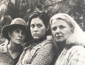 Annabeth Gish Instagram - A legendary woman who taught me so very much when we worked together in 1990, after already having made such an impression on me with her incredible work in “Gloria” and “A Woman Under the Influence.” Never, ever to be forgotten. It was an honor to be in her presence. Love & condolences to her family. #GenaRowlands